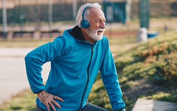 Hip Pain While Walking? Here’s When to See an Orthopedic Specialist